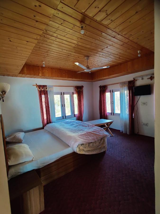 Calm Holiday Inn Srīnagar Extérieur photo