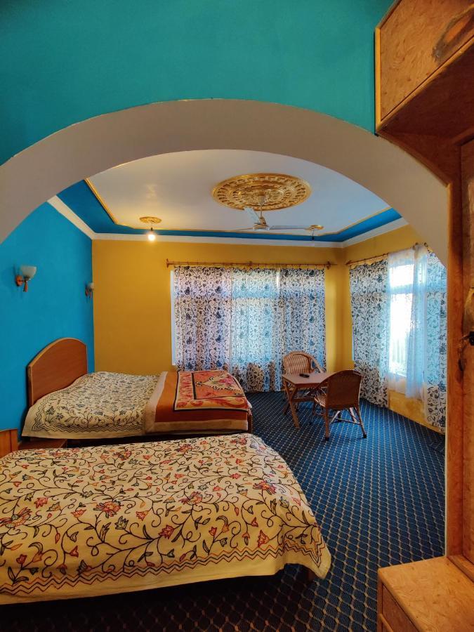 Calm Holiday Inn Srīnagar Extérieur photo