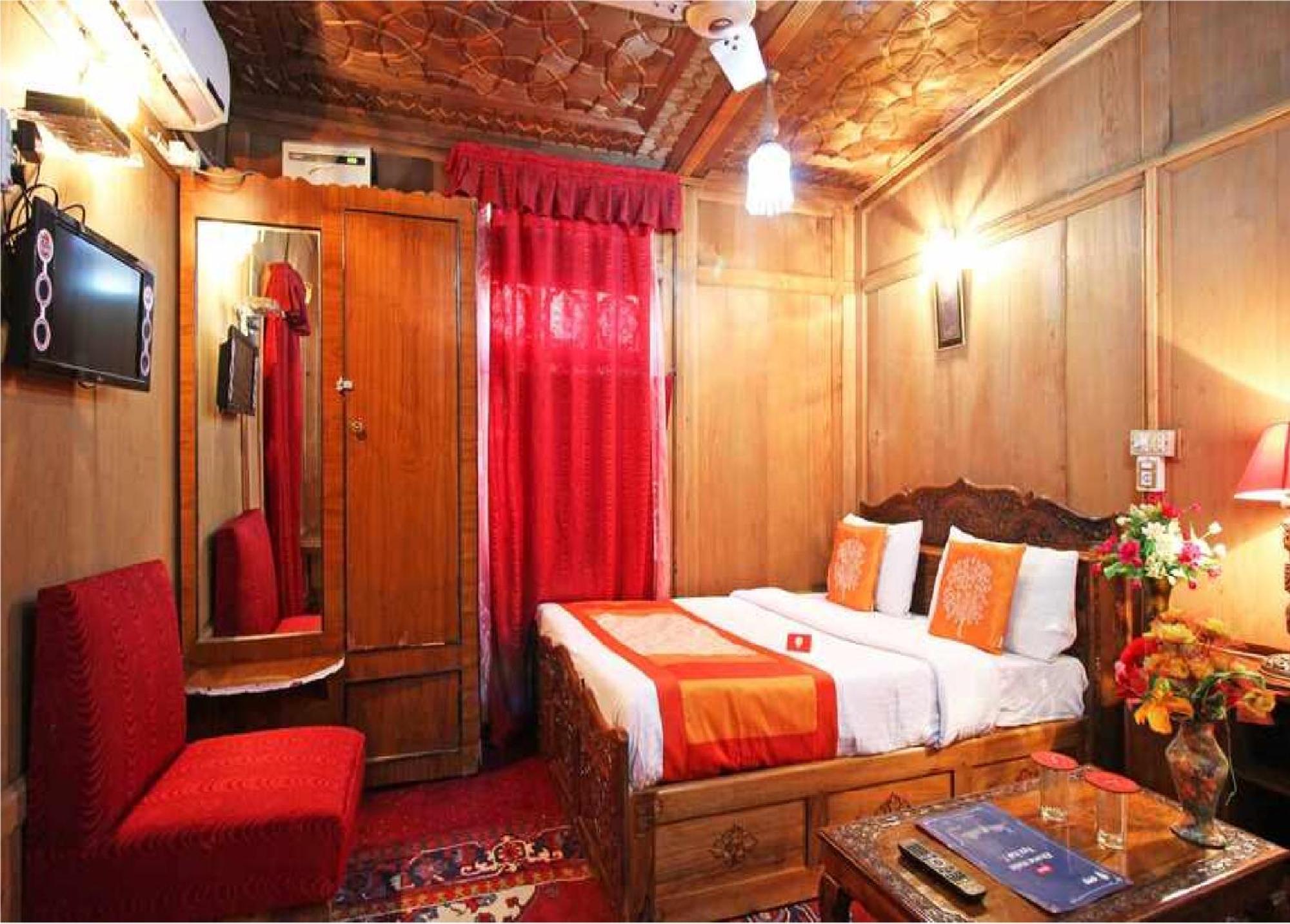 Calm Holiday Inn Srīnagar Extérieur photo