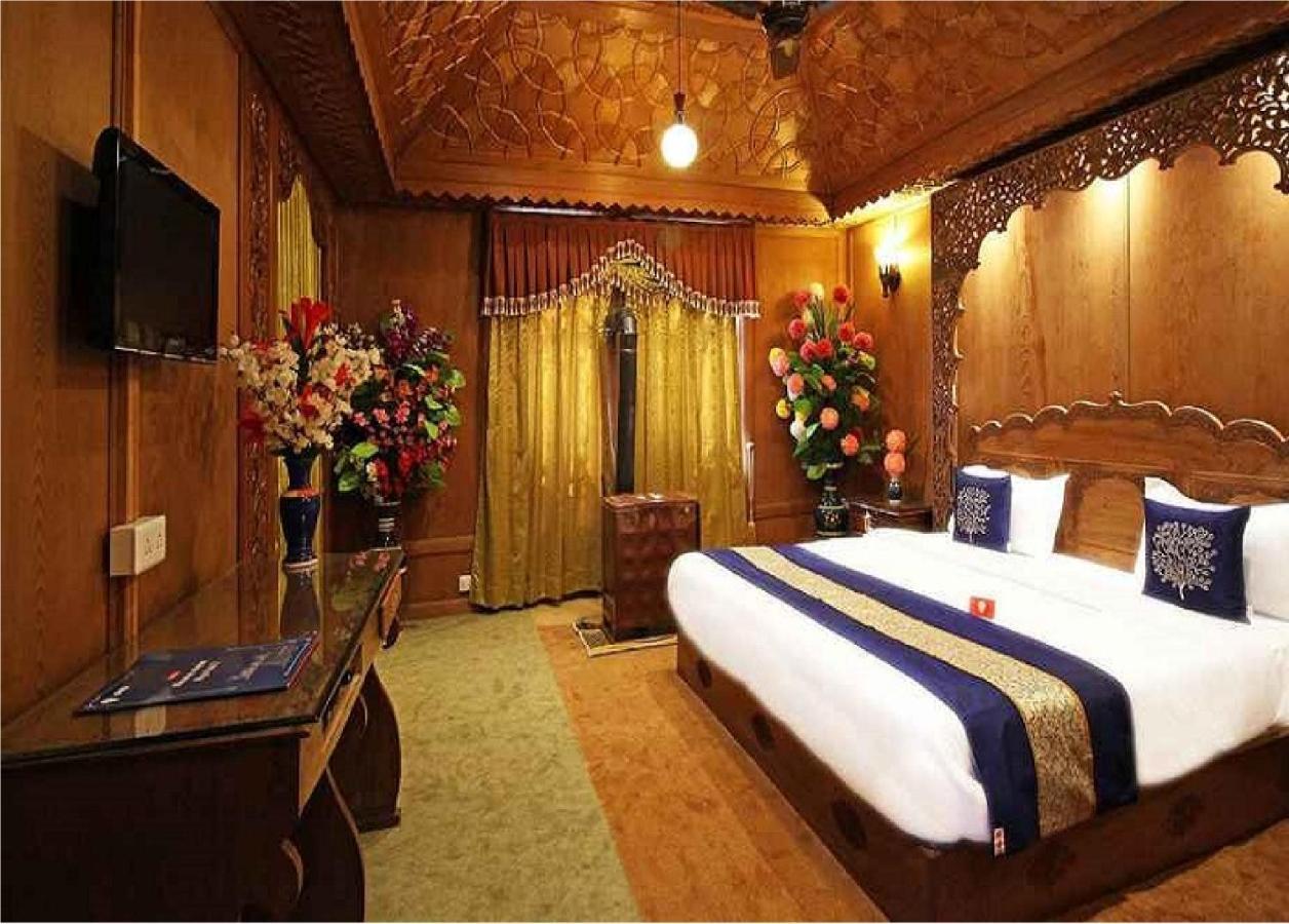 Calm Holiday Inn Srīnagar Extérieur photo
