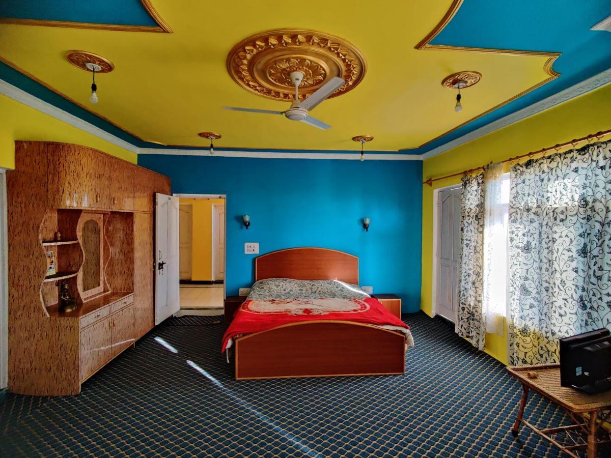 Calm Holiday Inn Srīnagar Extérieur photo
