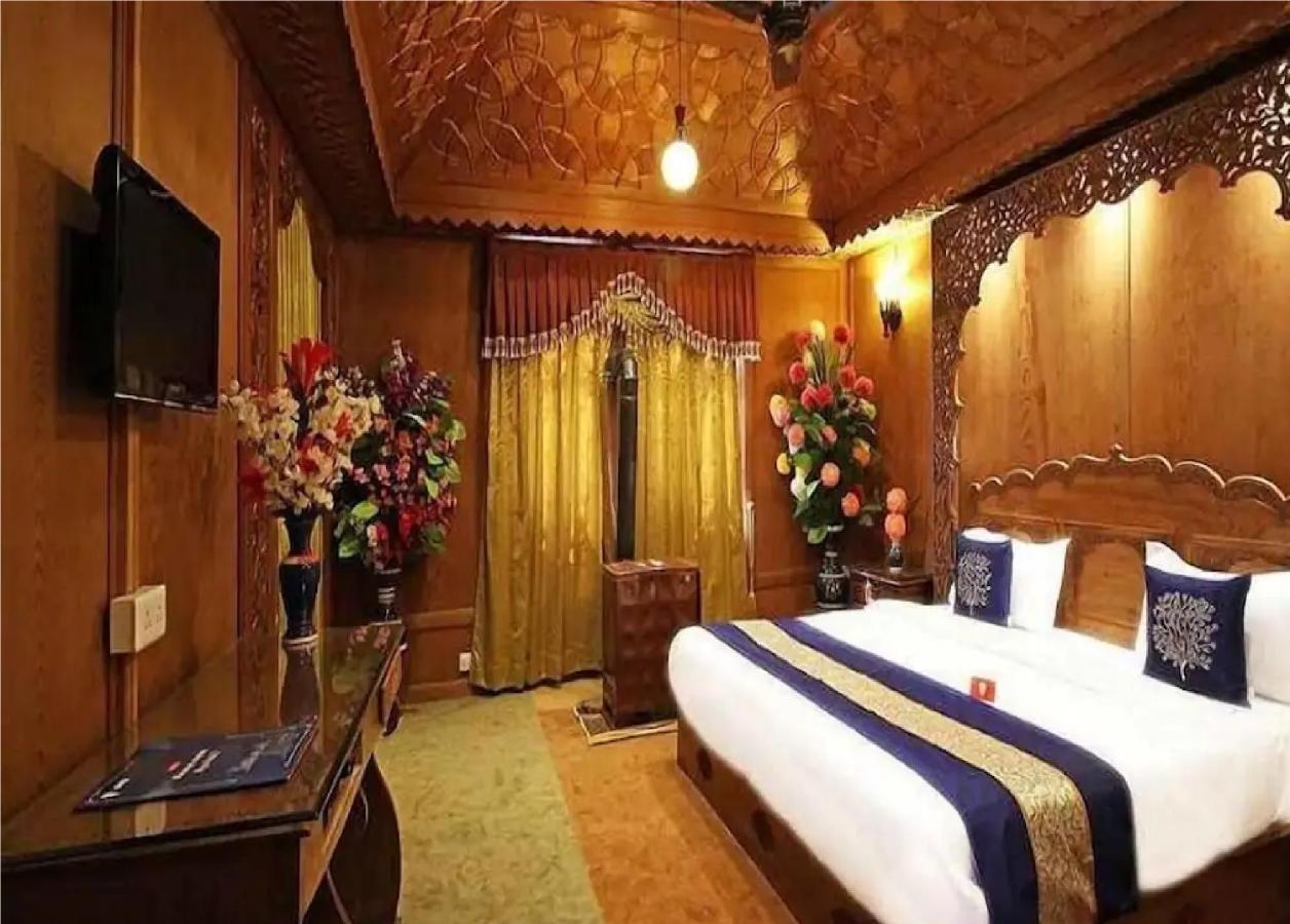 Calm Holiday Inn Srīnagar Extérieur photo